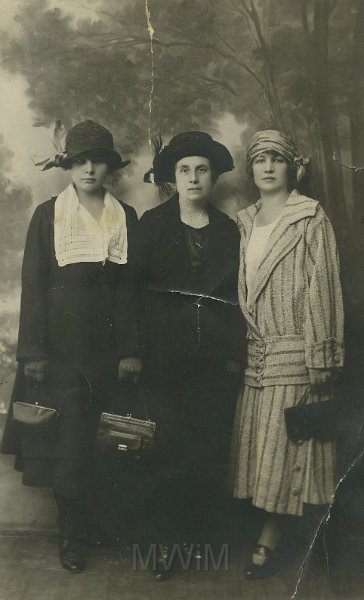 KKE 5339.jpg - Fot. Atelier. Od prawej: pierwsza Józefa Mrygłodowicz (ur. 1900 r.) z matką i X, Brody, lata 20-te XX wieku. Fotograf FR. Knopf Brody ul. Zukra-27.